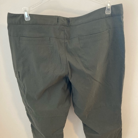 Green Cargo Shorts with Knee Length and Durable Material - Picture 4 of 12